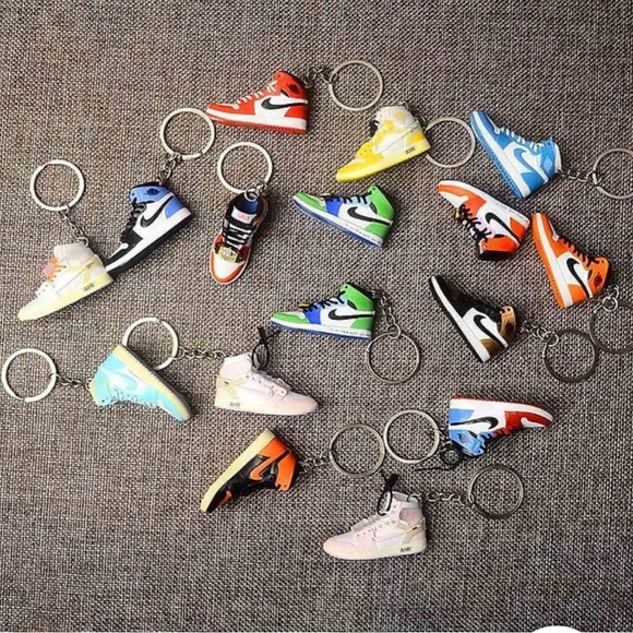 New Retro High OG「Shadow」" Pair of 3D Sneaker Keychain - Picture 2 of 4